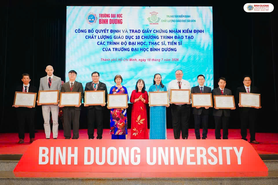 Trao chứng nhận kiểm định chất lượng giáo dục cho 10 chương trình đào tạo Trường Đại học Bình Dương